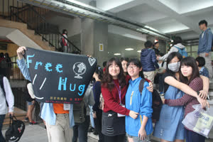 3:binary?id=xQ3zlbUvsYGfMjGRFPugXO62J2kCSjbppqgiikbToRLy5hO_2F_2FZ5ocQ_3D_3D:LCWC and Kaohsiung Medical University students participate in a Free Hugs activity