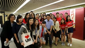 3:binary?id=yiu2WmXUNnOFjhO7eW1OAlbzLOj3rRBkTzWEAEhbW9A_2FjQCZywQR2w_3D_3D:UM Reporters visit the headquarters of Macao Daily News