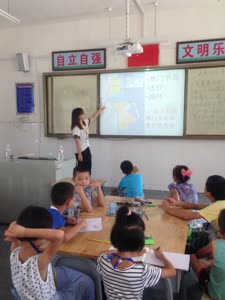 2:binary?id=zVWi7fs6mmYqB4vNeTXtYSKesuD2_2Bb_2B_2F_2Bq7uCRZIk_2BwZMwJg_2Fb_2FIaA_3D_3D:A UM student tells local students about Macao
