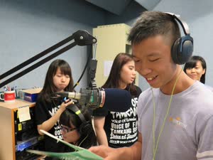 1:binary?id=zlC5Vc7p1gT5I6UUnCoubfC4pwVuUsWd1zE1IKzdfcfd9Y8O1dtB5Q_3D_3D:UM Reporters make a radio programme at the Voice of Tamkang